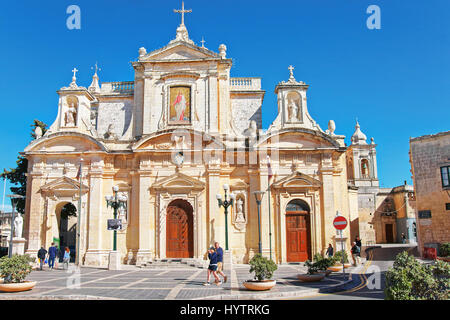 Rabat, Malta - 4. April 2014: Menschen in St-Paul-Kirche in Rabat, Malta Insel Stockfoto