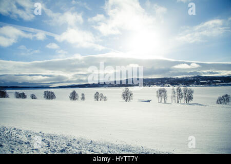 Eine schöne Landschaft von einem zugefrorenen See in einem verschneiten norwegischen Wintertag Stockfoto