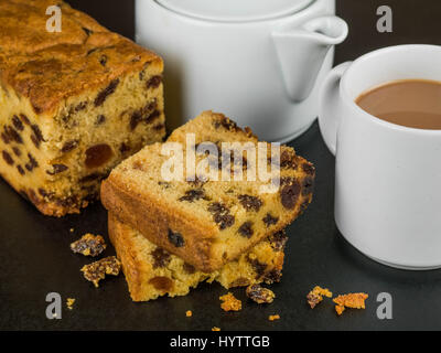 Scheiben von Kirsche Frucht-Kuchen mit Tee oder Kaffee, schwarzer Hintergrund Stockfoto