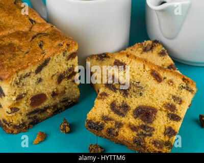 Scheiben von Kirsche Frucht Kuchen mit Tee oder Kaffee vor einem blauen Hintergrund Stockfoto