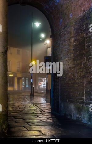 Birdcage Walk Blick aus der Abtei in Richtung der Market Cross in Wiltshire Stadt von Malmesbury Stockfoto