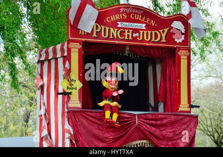 Colchester United Kingdom -1 April 2017: traditionelle Punch and Judy Stand mit Herrn Punch Stockfoto