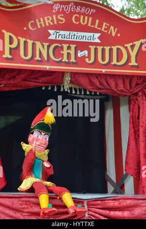 Colchester United Kingdom -1 April 2017: traditionelle Punch and Judy Stand mit Herrn Schlag sitzen Stockfoto