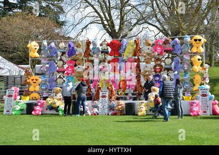 Colchester United Kingdom -1 April 2017: große Gruppe von Preisen bei traditionellen Jahrmarkt Stockfoto