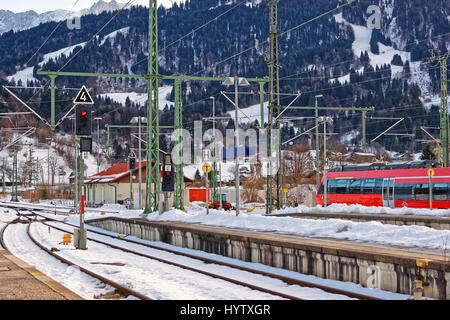 High-Speed-Zug am Bahnhof Zug in Garmisch-Partenkirchen Deutschland. Stockfoto