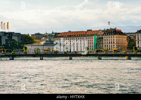 Pont De La Machine Brücke über den Genfer See mit Blick auf Quai des Bergues, Genf Stadtzentrum, Schweiz im Sommer. Menschen auf der backgr Stockfoto