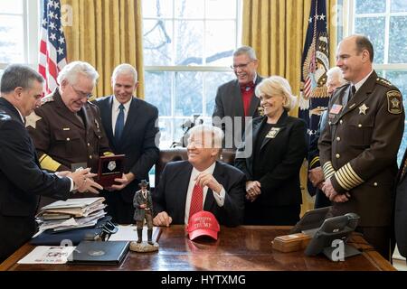 US-Präsident Donald Trump teilt einen lachen mit Sheriffs vom ganzen Land während einer listening Session im Oval Office des weißen Hauses 7. Februar 2017 in Washington, DC. Hinter dem Präsidenten steht Vizepräsident Mike Pence. Stockfoto