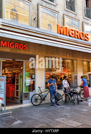 Genf, Schweiz - 30. August 2016: Menschen bei Migros Supermarkt in Genf City Center, Schweiz Stockfoto