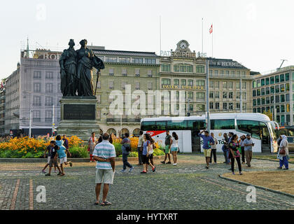 Genf, Schweiz - 30. August 2016: Menschen an Statue Genf Beitritt der übrigen Schweiz, die im englischen Garten in Genf City Cen gelegt wird Stockfoto