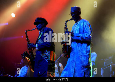 BARCELONA - 4 JUN: Orchestra Baobab (Afro-Cuban-Karibik-Fusion-Band) führen im Konzert beim Festival Primavera Sound 2016 am 4. Juni 2016 in Barcelon Stockfoto