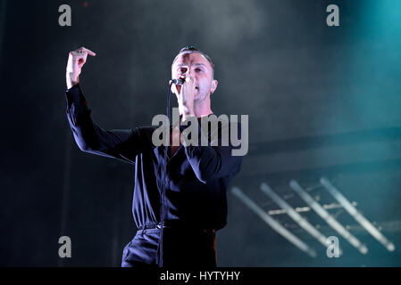 VALENCIA, Spanien - JUN 11: Hurts (Synthpop-Band) führen im Konzert beim Festival de Les Arts am 11. Juni 2016 in Valencia, Spanien. Stockfoto