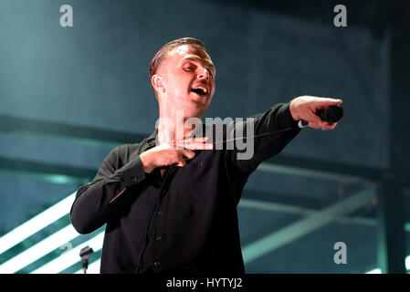 VALENCIA, Spanien - JUN 11: Hurts (Synthpop-Band) führen im Konzert beim Festival de Les Arts am 11. Juni 2016 in Valencia, Spanien. Stockfoto