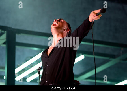 VALENCIA, Spanien - JUN 11: Hurts (Synthpop-Band) führen im Konzert beim Festival de Les Arts am 11. Juni 2016 in Valencia, Spanien. Stockfoto