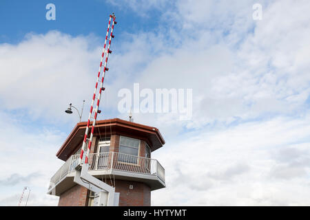 Seattle, Washington: Kontrollturm und Boom Barriere der neuen South Park Brücke. Die zweiflügelige Klappbrücke verbindet South Park Hauptgeschäft d Stockfoto