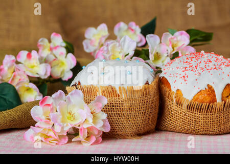 Kulitch Kulich, die ukrainischen und russischen Osterbrot mit Spitze verziert mit Ostereiern Stockfoto