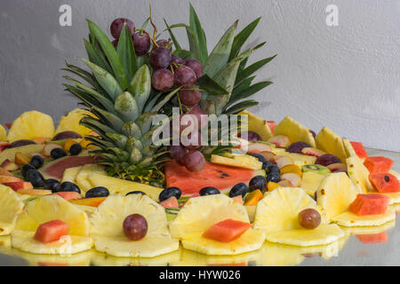 Kompositionen von frischem Obst schneiden für Buffets. typische Sommerfrüchte von Sizilien, erfrischend und gesund. Stockfoto