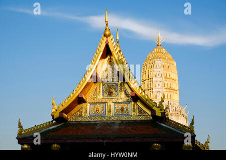 Dach der Haupthalle (Vordergrund) und Khmer-Stil prang (Stupa, Hintergrund) des Wat Phra Si Rattana Mahathat oder Wat Yai, Phitsanulok, Thailand. Stockfoto