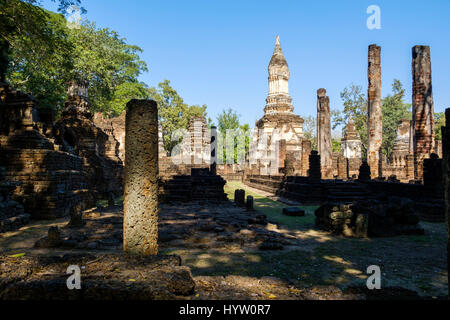 Stupa und Spalten bei den Ruinen von Wat Chedi Chet Thaeo, einem Tempel in Si Satchanalai Geschichtspark, Sukohthai Provinz, Thailand.