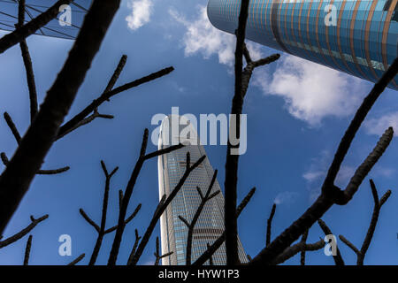 IFC, das höchste Gebäude auf der Insel Hongkong. Reflexionen des Gebäudes erfasst auf eine seltene klar blauer Himmel Tag in Hong Kong. Stockfoto