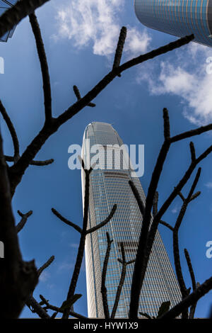 IFC, das höchste Gebäude auf der Insel Hongkong. Reflexionen des Gebäudes erfasst auf eine seltene klar blauer Himmel Tag in Hong Kong. Stockfoto