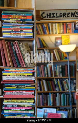 Innen Scrivener Buchladen in Buxton, Derbyshire Stockfoto