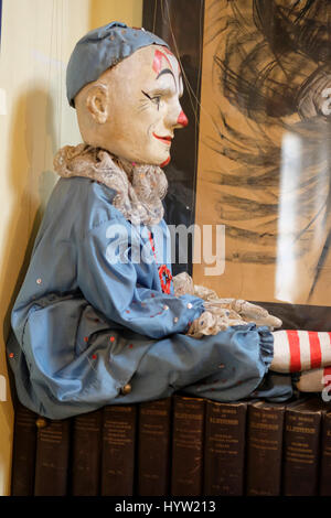 Clown-Marionette in Scrivener Buchladen in Buxton Stockfoto