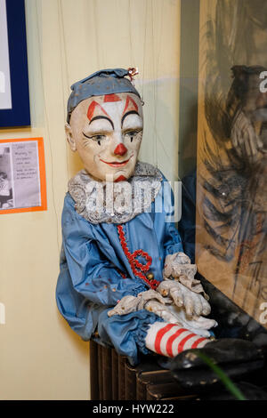 Clown-Marionette in Scrivener Buchladen in Buxton Stockfoto