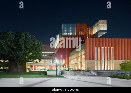 Außenansicht des Roos Gebäude auf der rechten Seite und Kresge Bibliothek auf der linken Seite in der Nacht. Universität von Michigan, Stephen M. Ross School of Business, Ann A Stockfoto