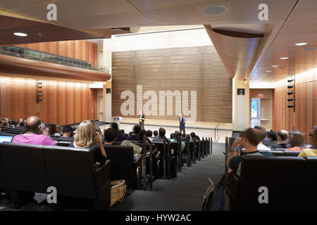 Innenansicht des Auditoriums. Universität von Michigan, Stephen M. Ross School of Business, Ann Arbor, USA. Architekt: Kohn Pedersen Fox als Stockfoto