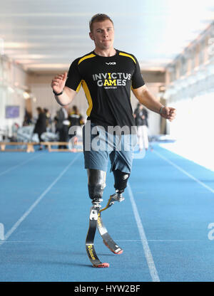 Konkurrenten bereiten für den UK Team Trials für die Invictus Games Toronto 2017 an der University of Bath Sports Training Village in Bad, vor einem Besuch von Prinz Harry. Stockfoto