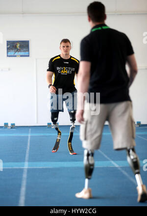 Konkurrenten bereiten für den UK Team Trials für die Invictus Games Toronto 2017 an der University of Bath Sports Training Village in Bad, vor einem Besuch von Prinz Harry. Stockfoto