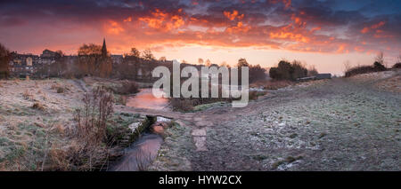 Mit Temperaturen um minus fünf über Nacht überfahren Sie Wolken langsam Wiltshire-Hügel-Stadt von Malmesbury im Morgengrauen. Stockfoto