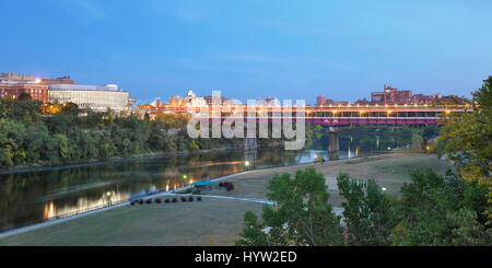 Zusammenhang mit erhöhter Panorama Ansicht mit Mississippi und Washington Avenue Bridge. Universität von Minnesota, Bruininks Halle, (Tata signal), Minneapolis, Uni Stockfoto