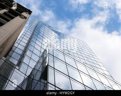 Sehen Sie sich die Glasfassade an der Fifth Avenue zeigen Reflexionen der Wolken. 505 Fifth Avenue, New York, Vereinigte Staaten. Architekt: Kohn Pedersen Fox BMVBW Stockfoto