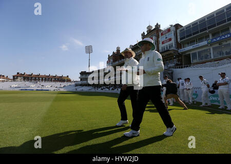 Schiedsrichter Richard Illingworth und Billy Taylor zu Fuß während des ersten Tages der Specsavers County Cricket Meisterschaften, Division One Match bei The Oval, London. Stockfoto