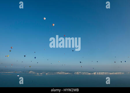 Einige 100 Ballons, die Teilnahme an einem Weltrekord-Versuch für eine Masse Heißluftballon Überquerung des Ärmelkanals. Stockfoto