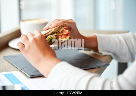 Frau essen Lachs Panini Sandwich Restaurant Stockfoto