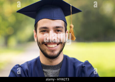 Close up Portrait of Student oder Bachelor in Doktorhut Stockfoto