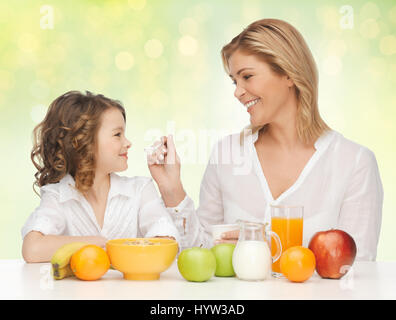 glückliche Mutter und Tochter gesund frühstücken Stockfoto