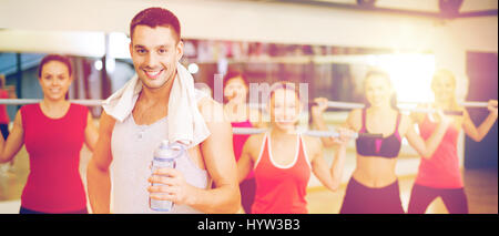 lächelnd Trainer vor Gruppe von Menschen Stockfoto