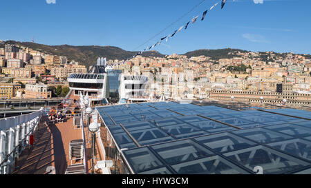 Genua, Ligurien, Italien - 26. Februar 2017: Panoramablick über Genua Stadt vom offenen Oberdeck des Kreuzfahrtschiffes MSC Splendida Stockfoto