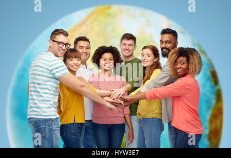internationale Gruppe von fröhlichen Menschen Hand in Hand Stockfoto