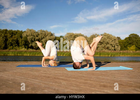 paar machen Yoga im freien Stockfoto