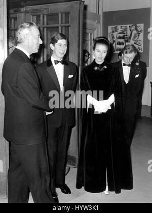 Louis Mountbatten, Prinz Charles und Prinzessin Anne in eine spezielle Vorschau der £250.000 TV-Serie "The Life and Times of Lord Mountbatten". Stockfoto