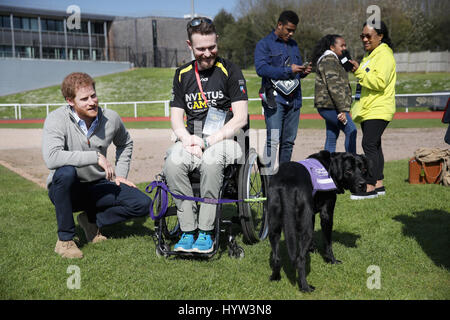 Prinz Harry spricht Konkurrent Jon Flint und Jester der Hund, wie er den UK Team Trials für die Invictus Games Toronto 2017 an der University of Bath Sports Training Village in Bad Uhren. Stockfoto