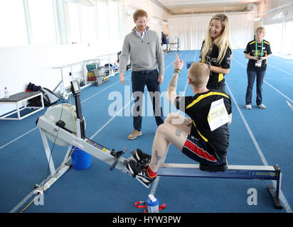 Prinz Harry spricht an einen Wettbewerber an den UK-Team-Trials für die Invictus Games Toronto 2017 an der University of Bath Sports Training Village in Bad. Stockfoto