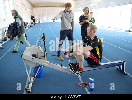 Prinz Harry spricht an einen Wettbewerber an den UK-Team-Trials für die Invictus Games Toronto 2017 an der University of Bath Sports Training Village in Bad. Stockfoto