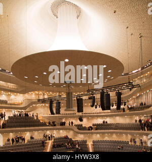 Der Konzertsaal in der Elbphilharmonie in Hamburg, Deutschland. Die Halle ist für die Qualität seiner Akustik hoch angesehen. Stockfoto