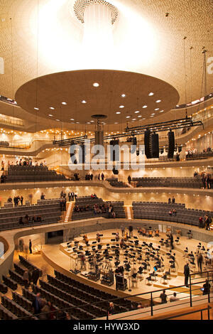 Der Konzertsaal in der Elbphilharmonie in Hamburg, Deutschland. Die Halle ist für die Qualität seiner Akustik hoch angesehen. Stockfoto