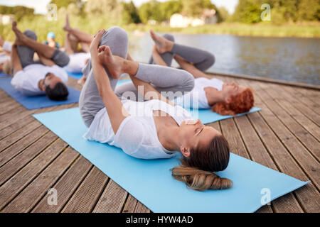 Gruppe von Menschen, die Yoga-Übungen im freien Stockfoto